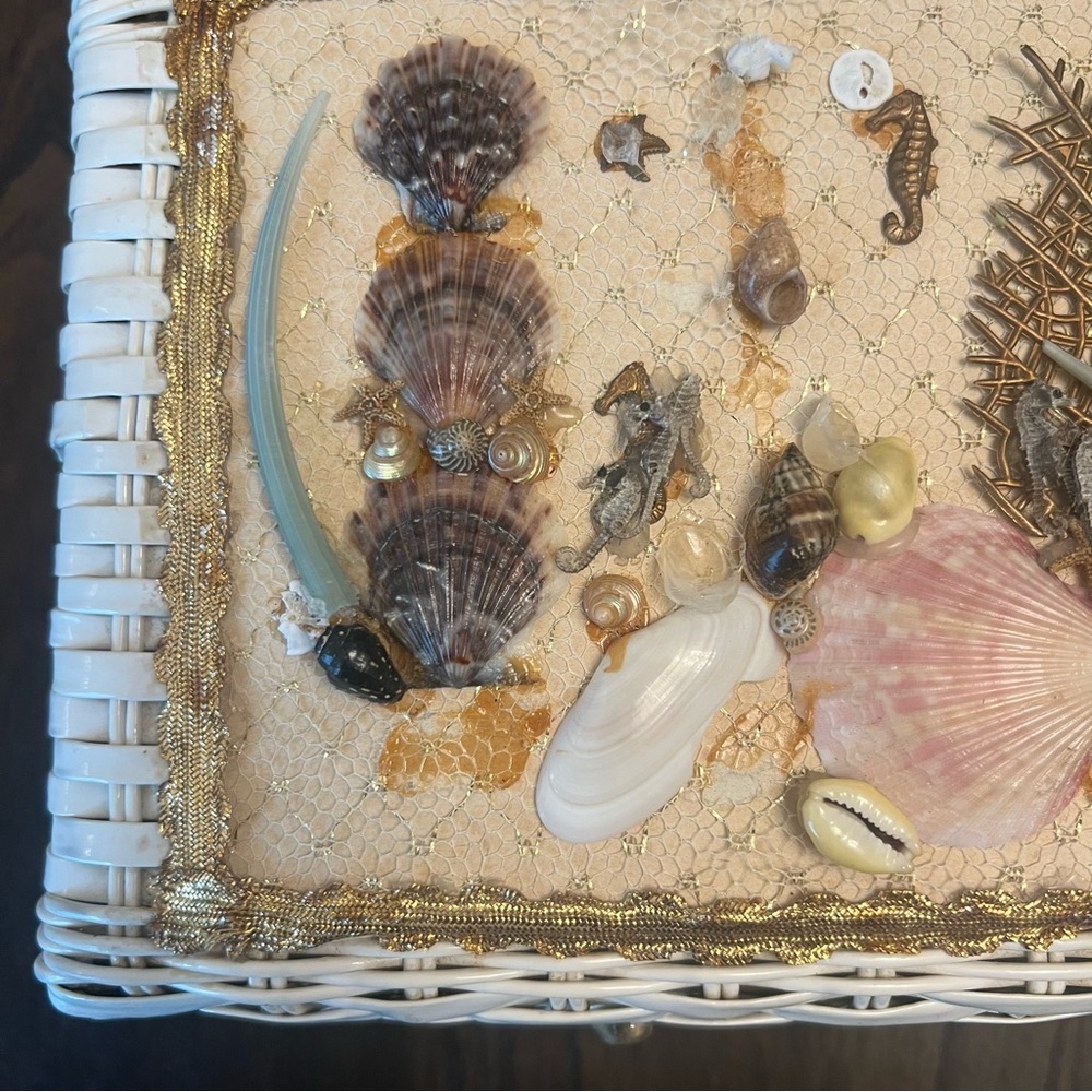 Vintage Seashell Embellished White Wicker Handbag - Picture 4 of 16